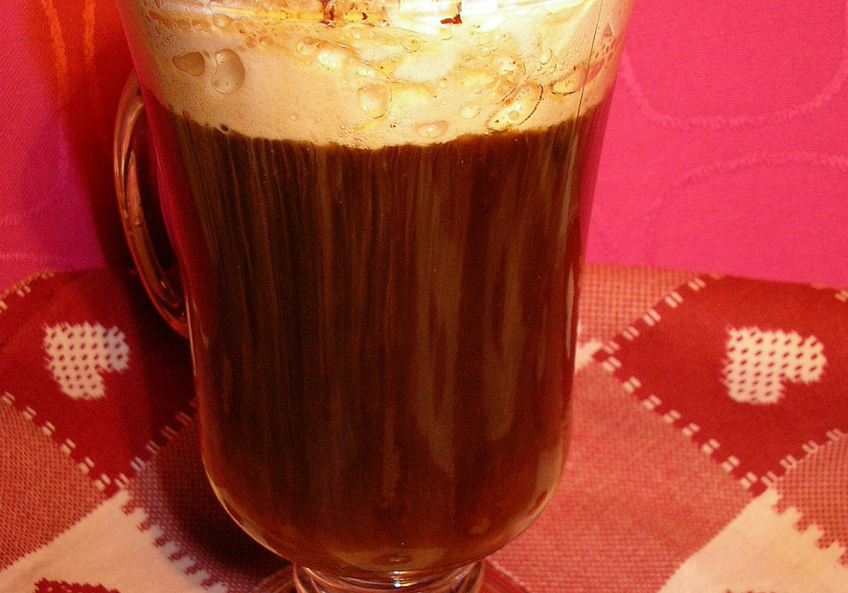 Czekoladowo-karmelowa kawa z bitą śmietaną foto