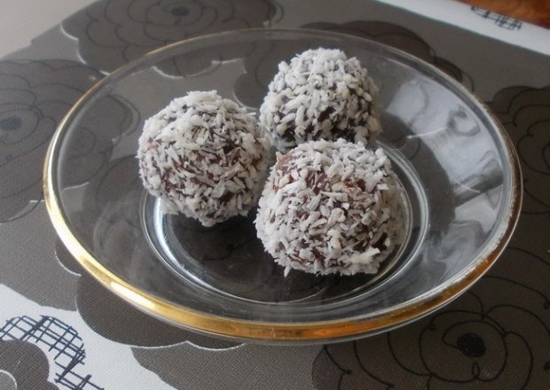 Fotografia przedstawiająca Czekoladowo-kokosowe kulki z niespodzianką.