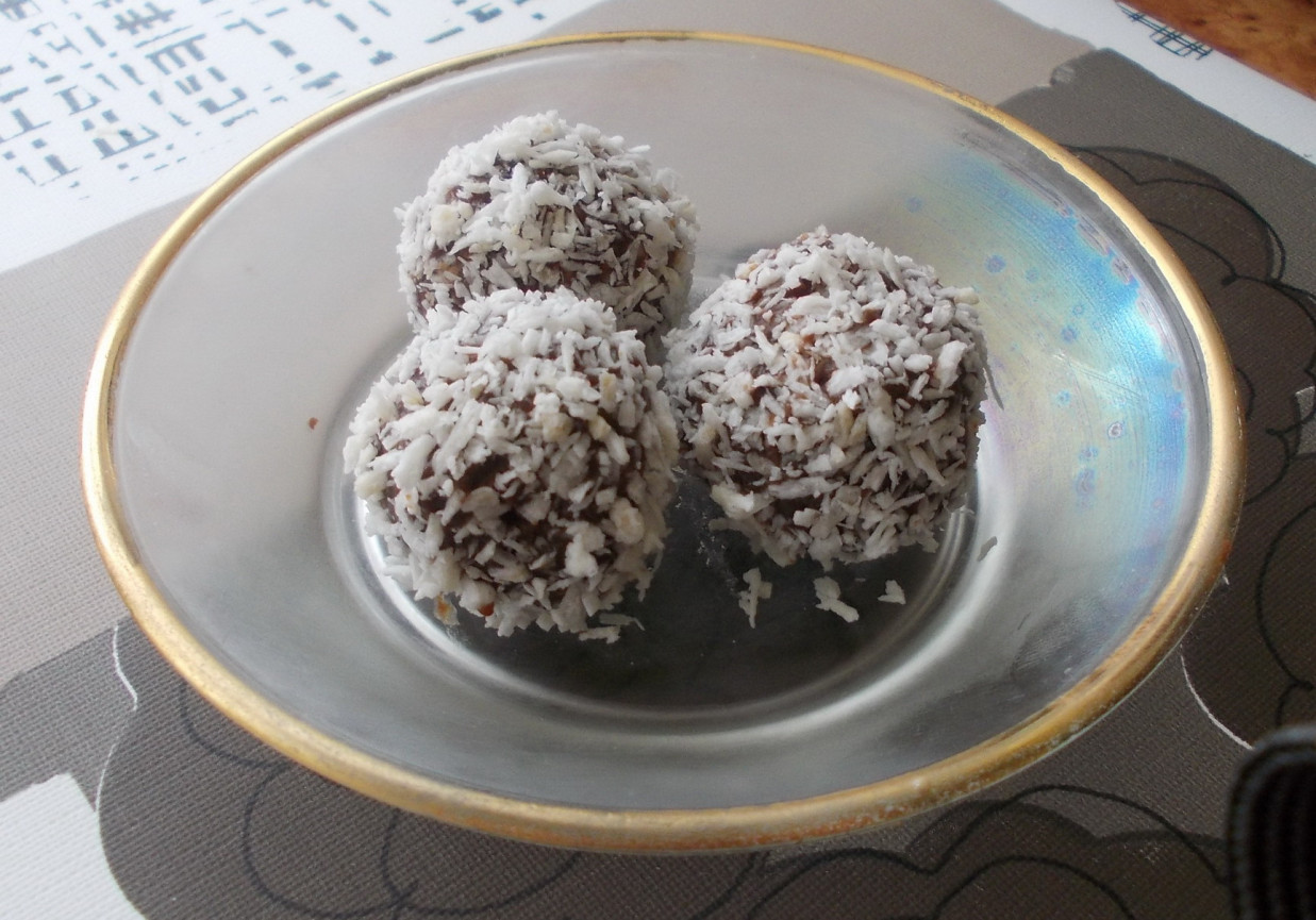 Czekoladowo-kokosowe kulki z niespodzianką. foto