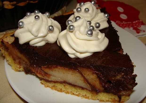 Fotografia przedstawiająca Czekoladowo-korzenna tarta z gruszkami
