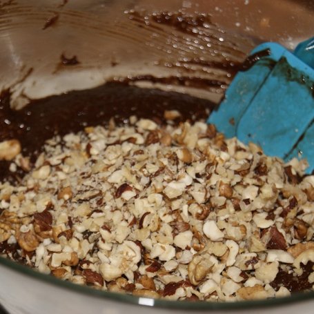 Krok 4 - Czekoladowo-miodowe brownie z orzechami foto