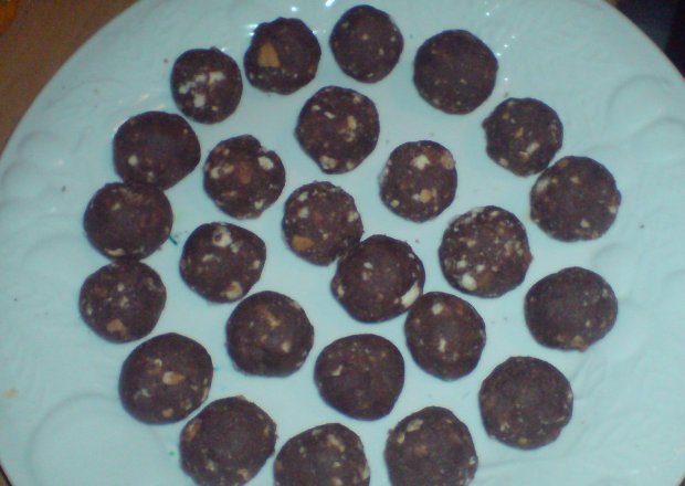 Fotografia przedstawiająca czekoladowo-orzechowe trufle