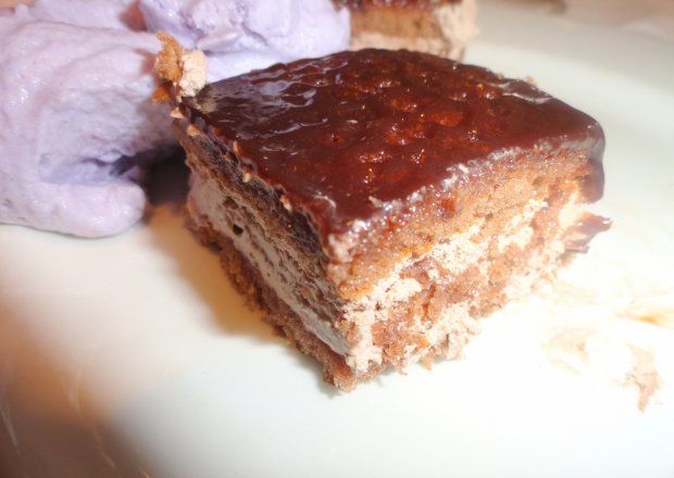 Fotografia przedstawiająca Czekoladowy biszkopt z czekoladową masą