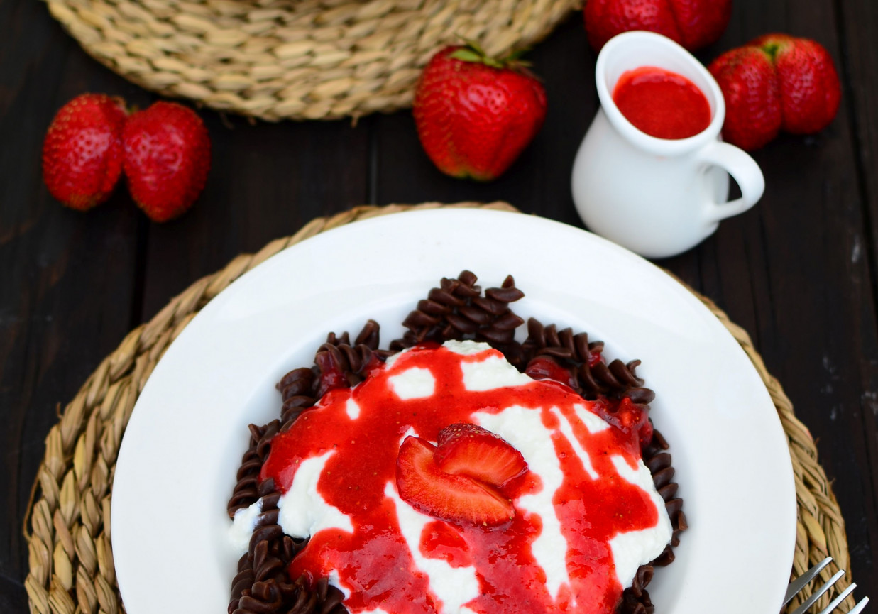 Czekoladowy makaron z serem i truskawkami foto