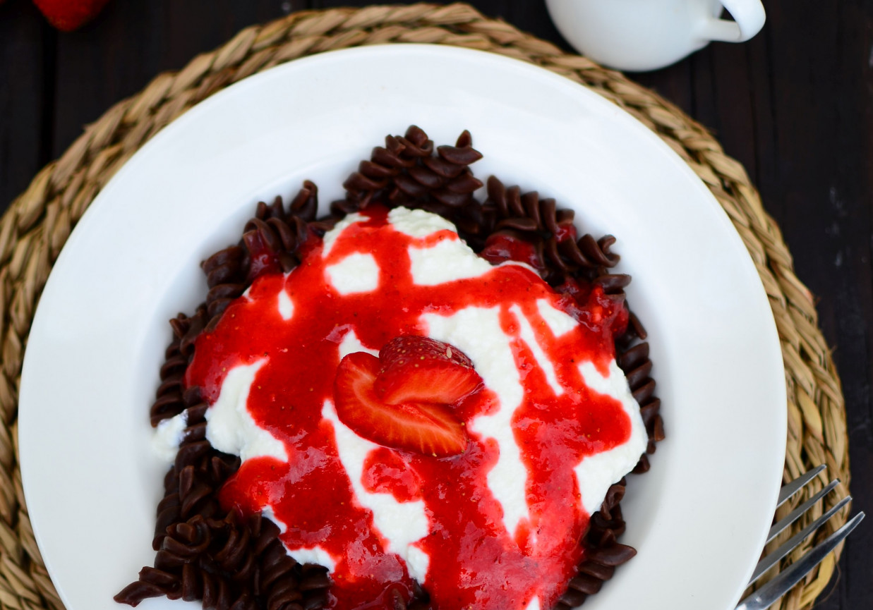 Czekoladowy makaron z serem i truskawkami foto