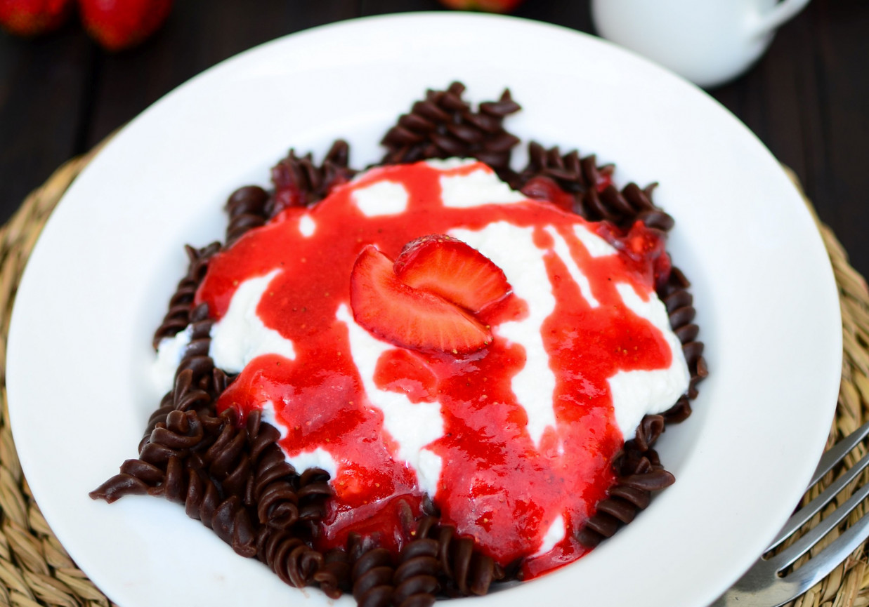 Czekoladowy makaron z serem i truskawkami foto