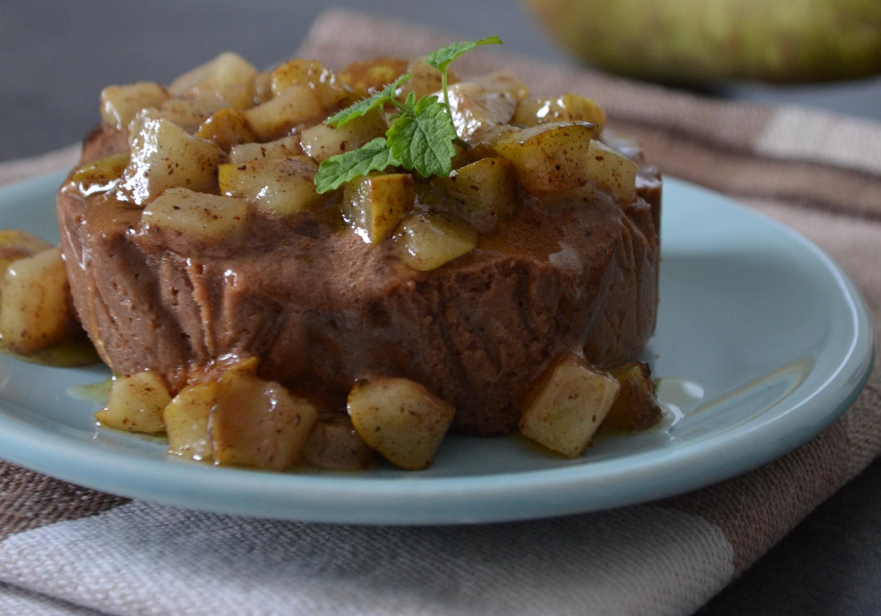 czekoladowy mus z cynamonową gruszką foto