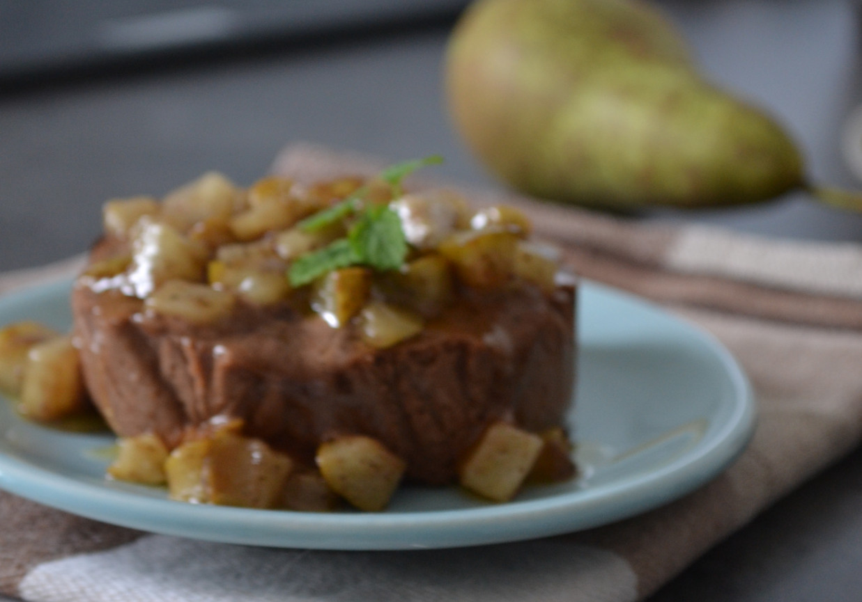 czekoladowy mus z cynamonową gruszką foto