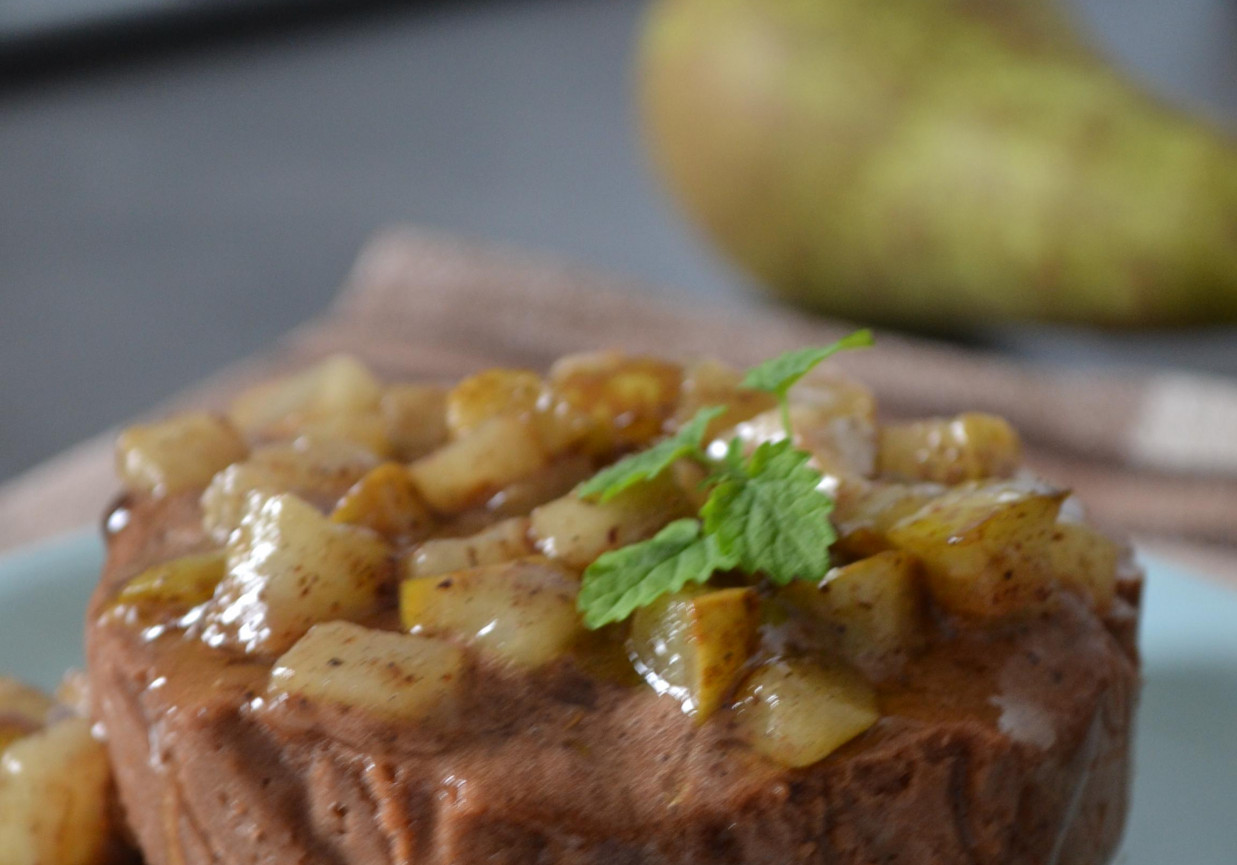 czekoladowy mus z cynamonową gruszką foto