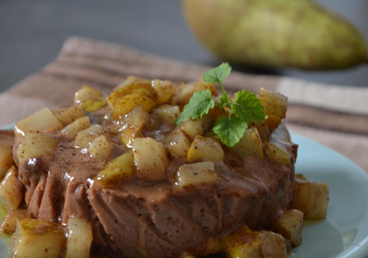 czekoladowy mus z cynamonową gruszką foto