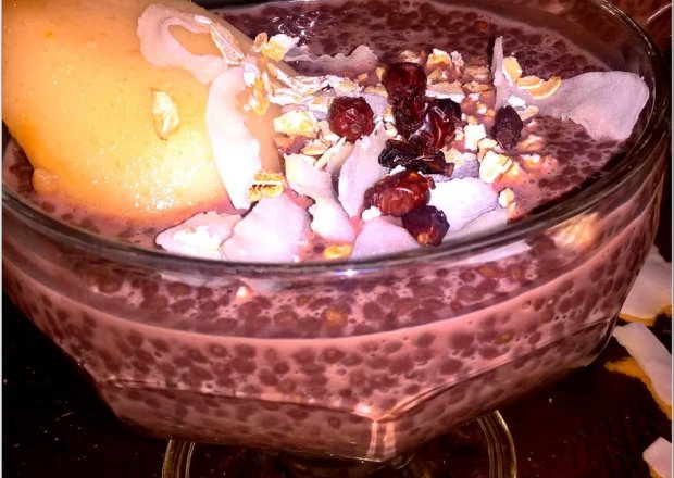 Fotografia przedstawiająca Czekoladowy pudding chia z gruszką