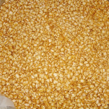 Krok 1 - Czekoladowy sernik na zimno z melonem i galaretką na spodzie z masy krówkowej i prażonej gryki foto