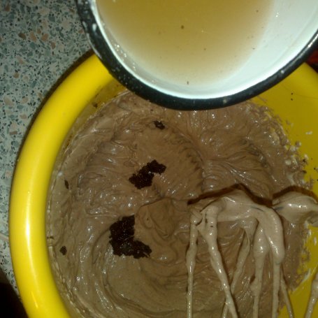 Krok 4 - czekoladowy sernik na zimno z wiśniami foto