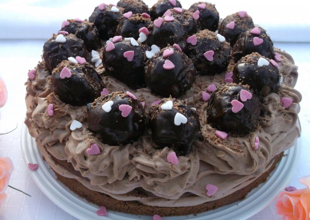 Fotografia przedstawiająca Czekoladowy tort urodzinowy.