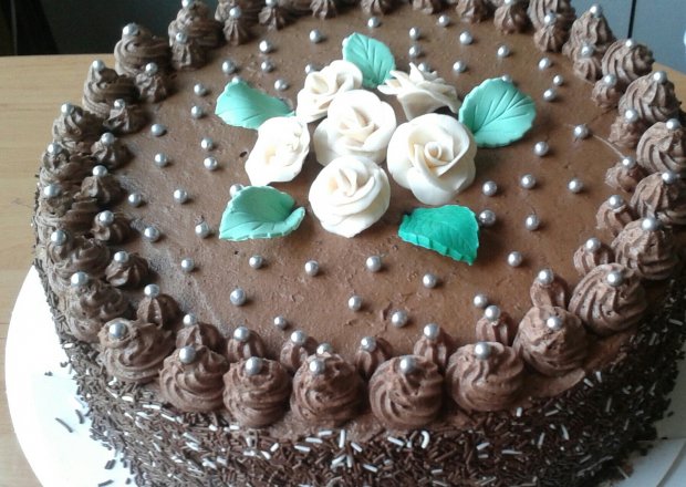 Fotografia przedstawiająca Czekoladowy tort urodzinowy