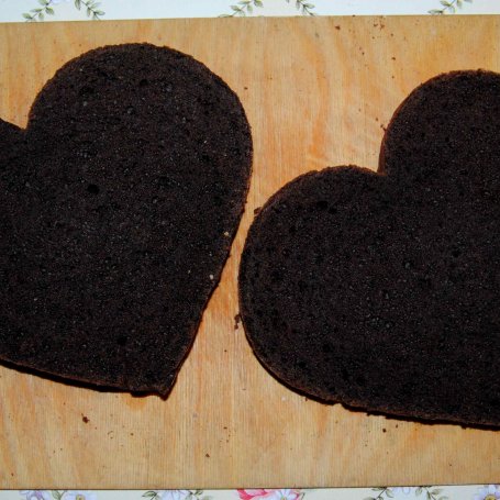 Krok 2 - Czekoladowy tort walentynkowy foto