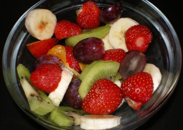 Fotografia przedstawiająca Czerwcowa sałatka z owoców