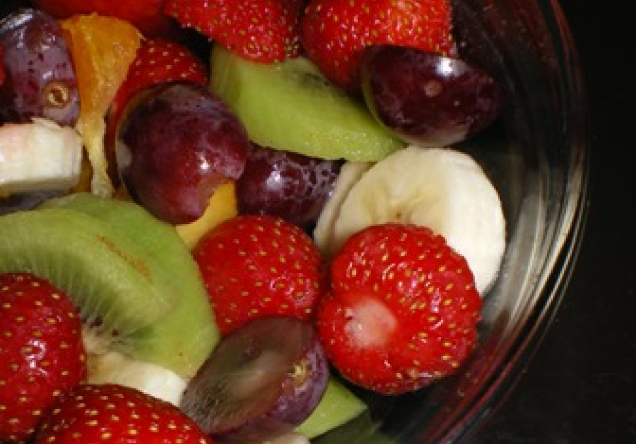 Czerwcowa sałatka z owoców foto