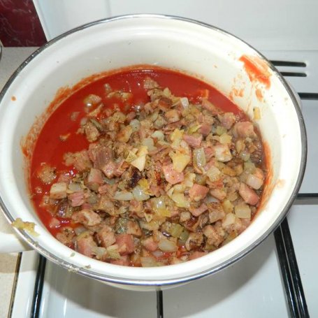 Krok 2 - Czerwona fasolka w sosie pomidorowym z wędlinami. foto