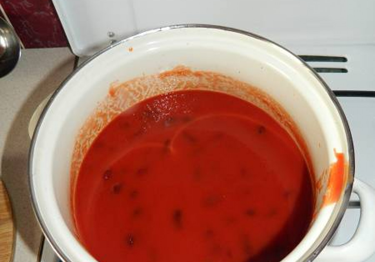 Czerwona fasolka w sosie pomidorowym z wędlinami. foto