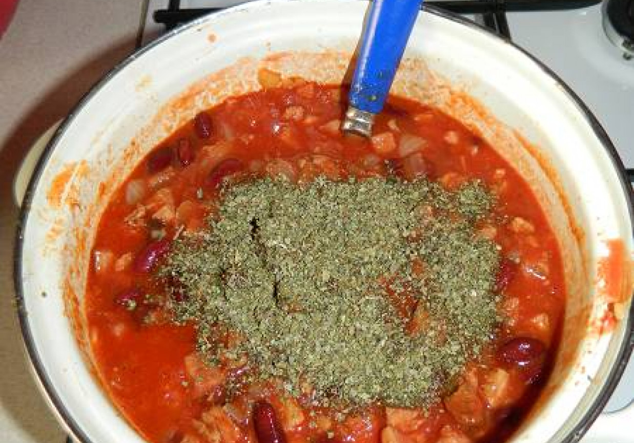Czerwona fasolka w sosie pomidorowym z wędlinami. foto