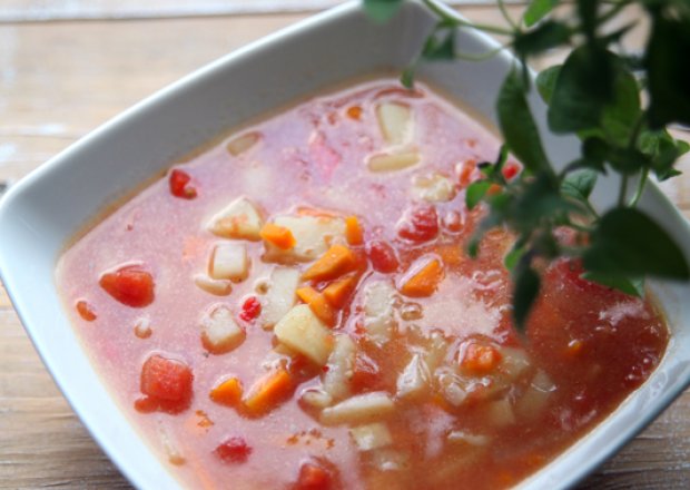 Fotografia przedstawiająca Czerwona zupa jarzynowa