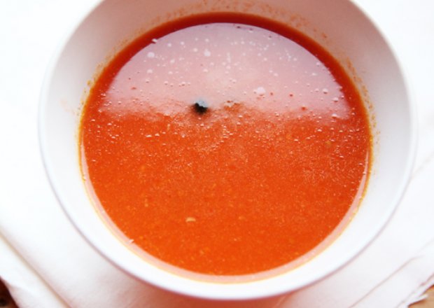 Fotografia przedstawiająca CZerwona zupa póżnego lata