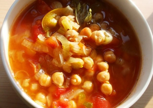 Fotografia przedstawiająca Czerwona zupa z ciecierzyca