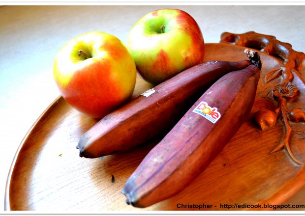Fotografia przedstawiająca Czerwone banany  zapiekane z jabłkami.