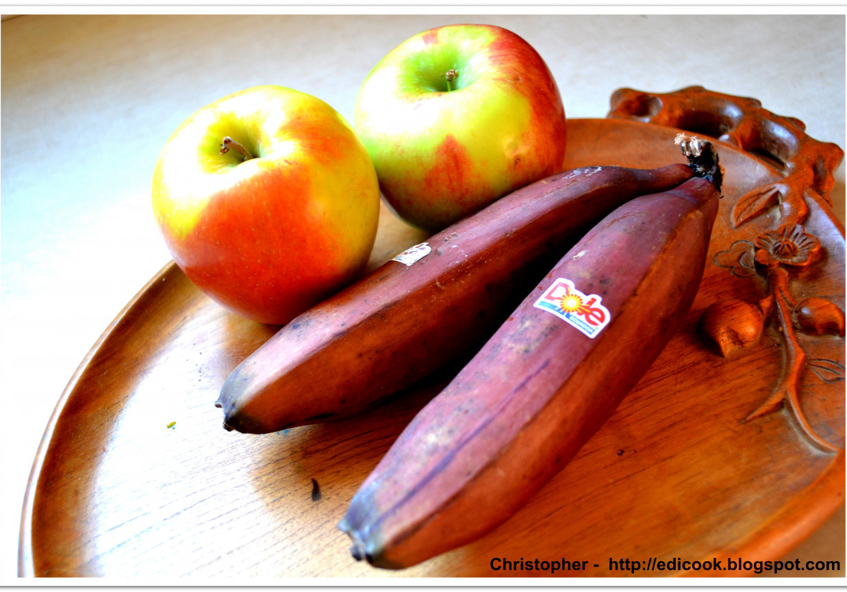 Czerwone banany  zapiekane z jabłkami. foto