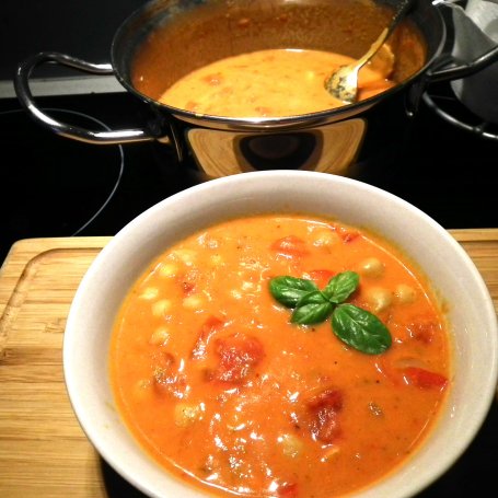 Krok 3 - Czerwone curry z cieciorką foto