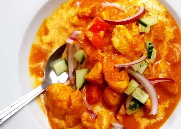 Fotografia przedstawiająca czerwone curry z kurczakiem