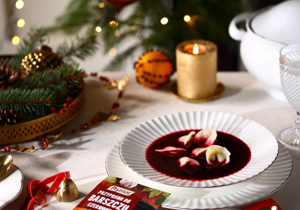 Czerwony barszcz z suszonymi grzybami na Wigilię foto