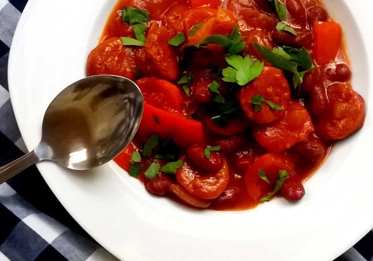 czerwony garnek, czyli chorizo z czerwoną fasolą, papryką w sosie pomidorowym foto