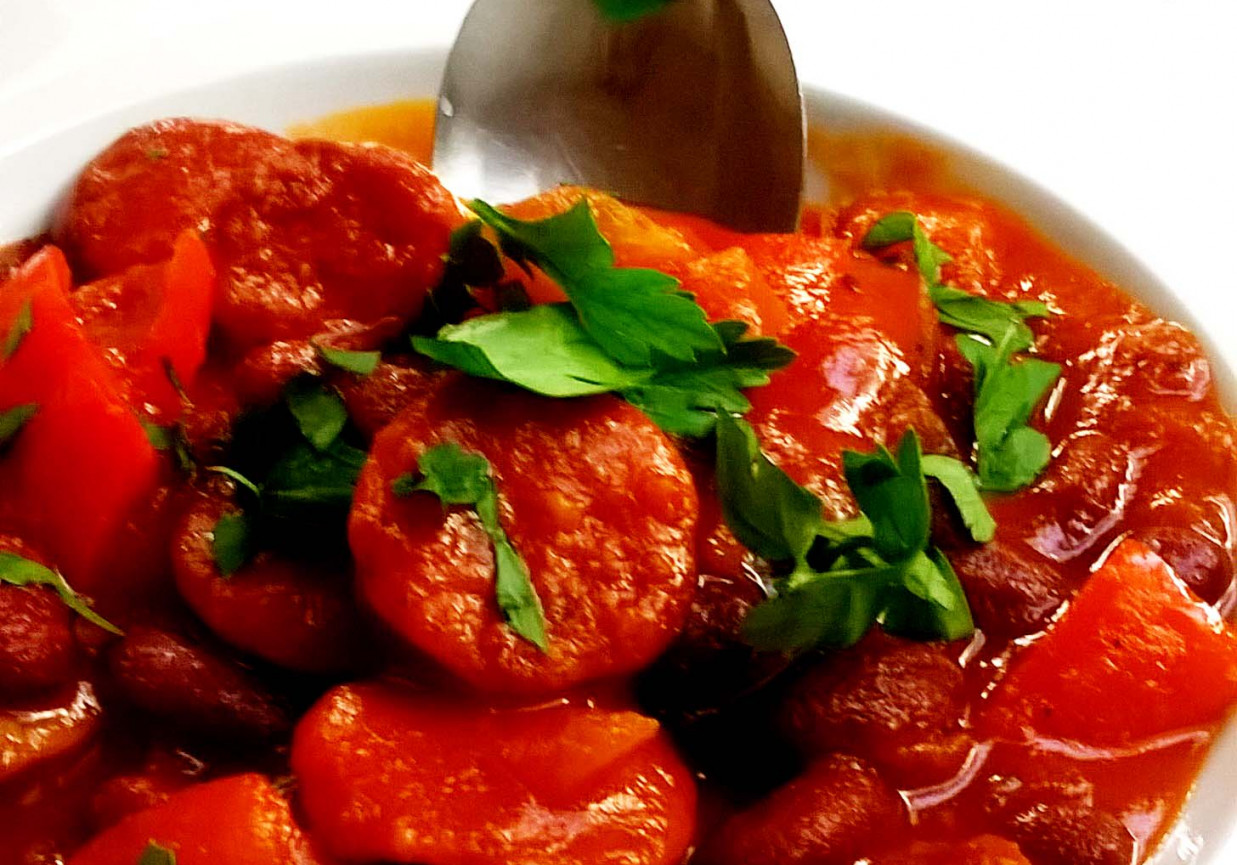 czerwony garnek, czyli chorizo z czerwoną fasolą, papryką w sosie pomidorowym foto