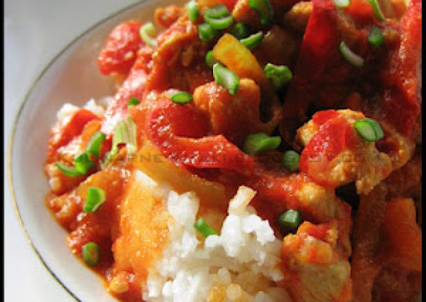 Fotografia przedstawiająca Czerwony gulasz na ryżu