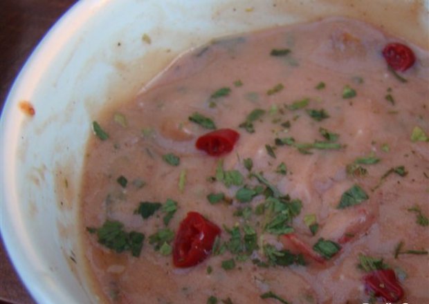 Fotografia przedstawiająca Czerwony sos chilli do grilla