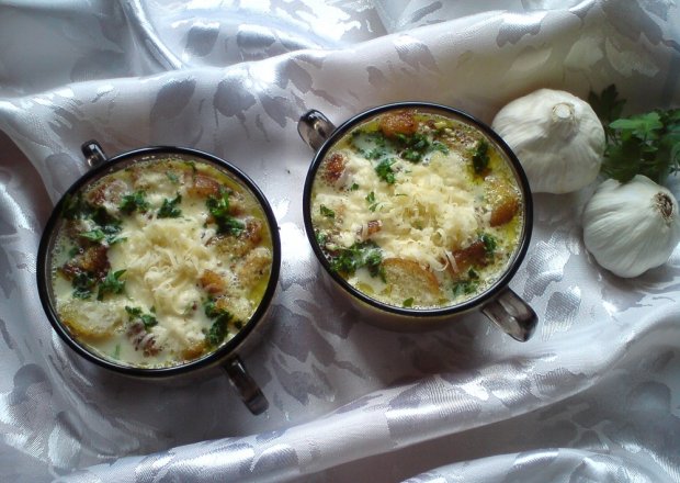 Fotografia przedstawiająca Czeska zupa serowa z czosnkiem