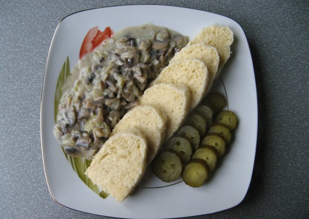 Fotografia przedstawiająca Czeski knedel w wersji wegetariańskiej