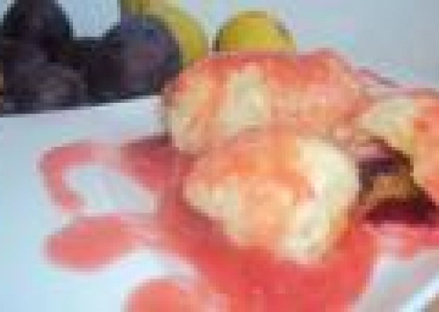 czeskie knedliki ze śliwkami i sosem owocowym foto