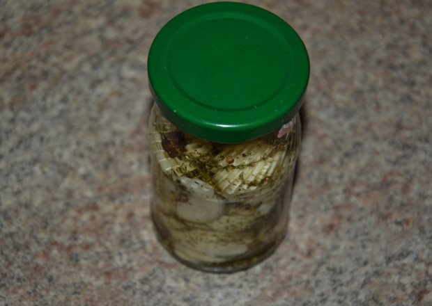 Fotografia przedstawiająca Czosnek w oleju z ziołami