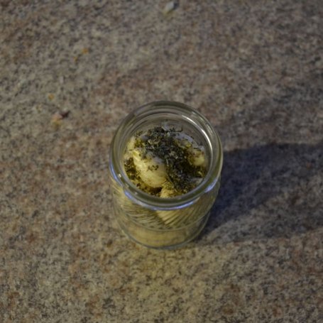 Krok 2 - Czosnek w oleju z ziołami foto