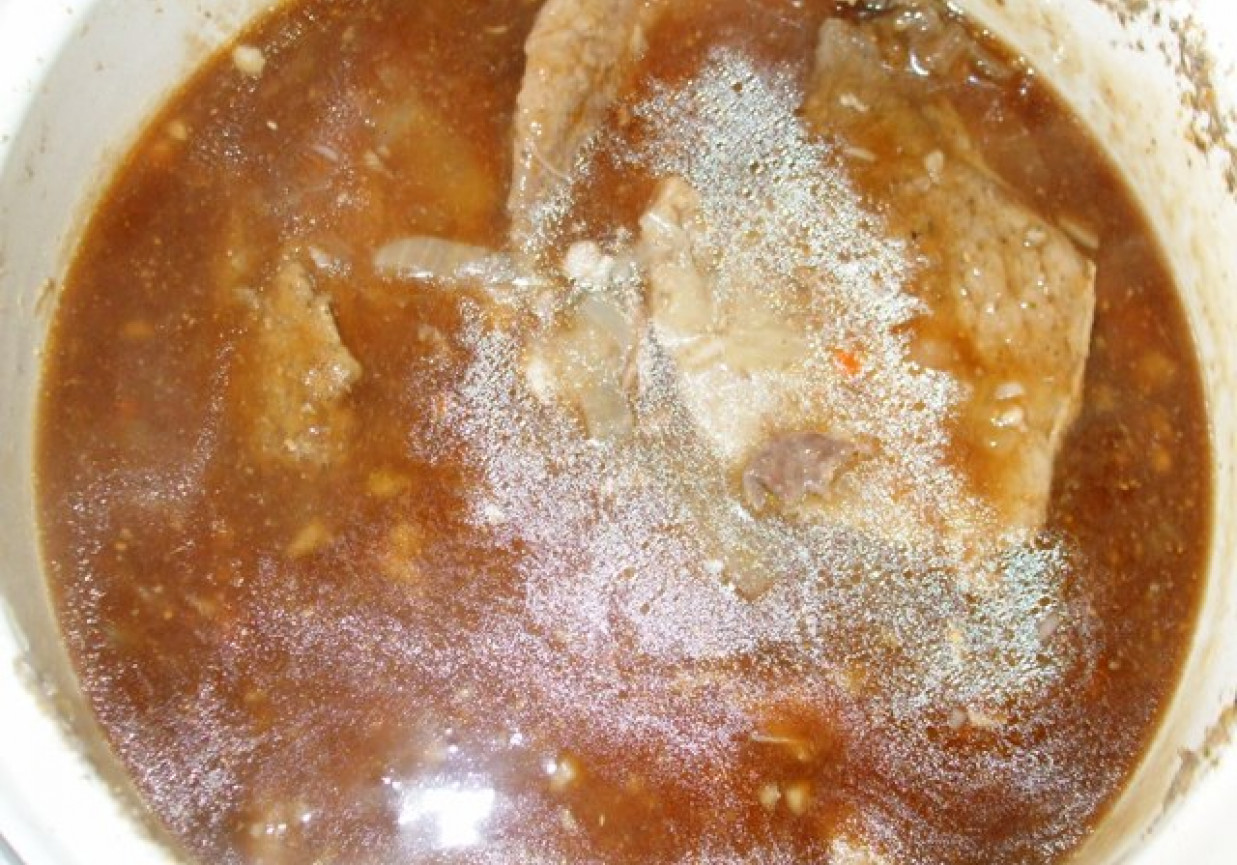 Czosnkowa łopatka w sosie pieczeniowym foto