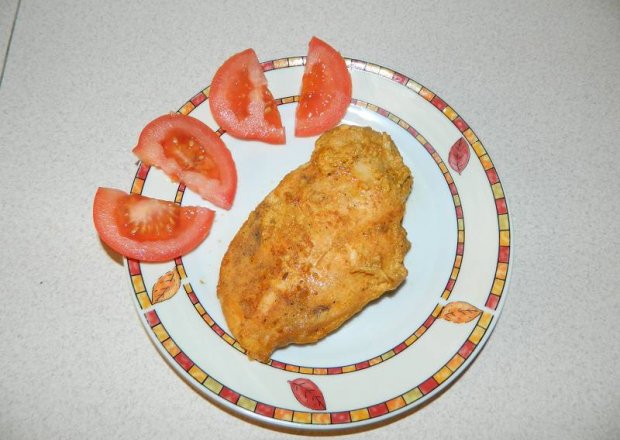 Fotografia przedstawiająca Czosnkowa pierś z kurczaka pieczona w marynacie z jogurtu greckiego.