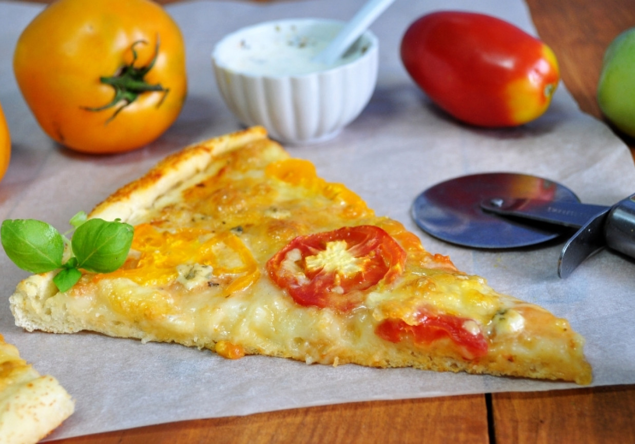 Czosnkowa pizza z pomidorami foto