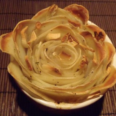 Krok 4 - Czosnkowa róża z ziemniaków foto