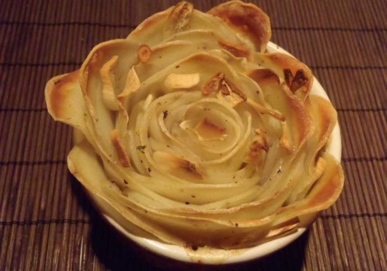 Czosnkowa róża z ziemniaków foto