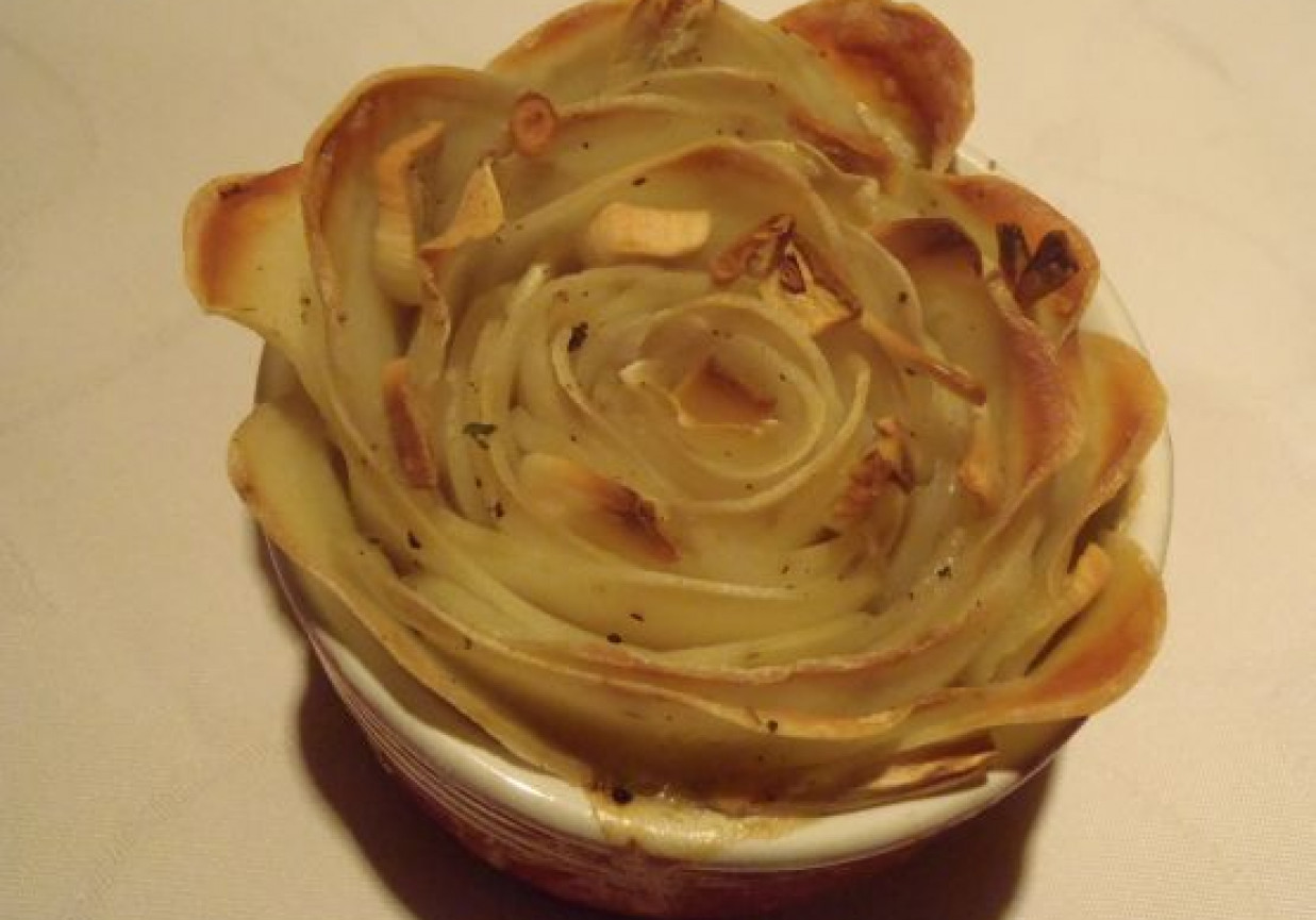 Czosnkowa róża z ziemniaków foto