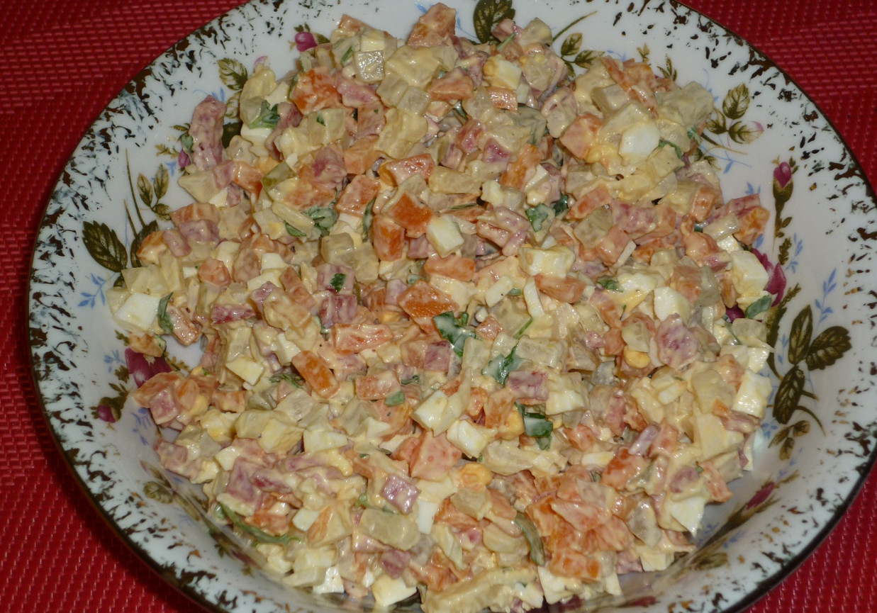 Czosnkowa sałatka z salami foto