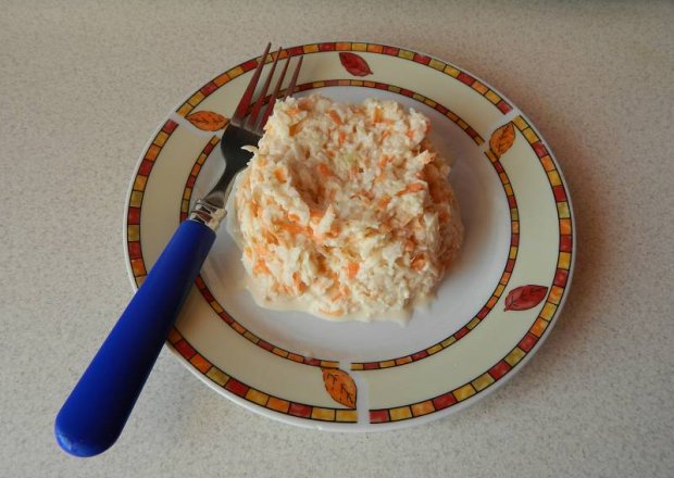 Fotografia przedstawiająca Czosnkowa surówka z białej rzodkwi i marchewki.